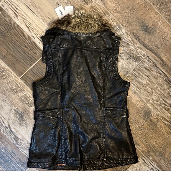 NWT Black Faux Leather Vest with Fur Collar Size E - Picture 5 of 5